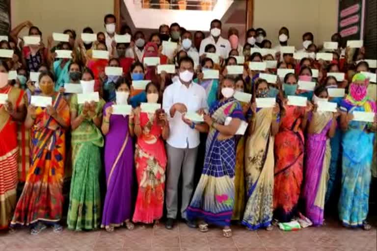 checks distributed in Karimnagar