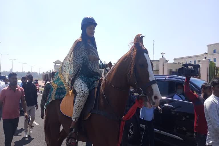 Congress MLA celebrates Women's Day by riding on horse to Jharkhand Assembly