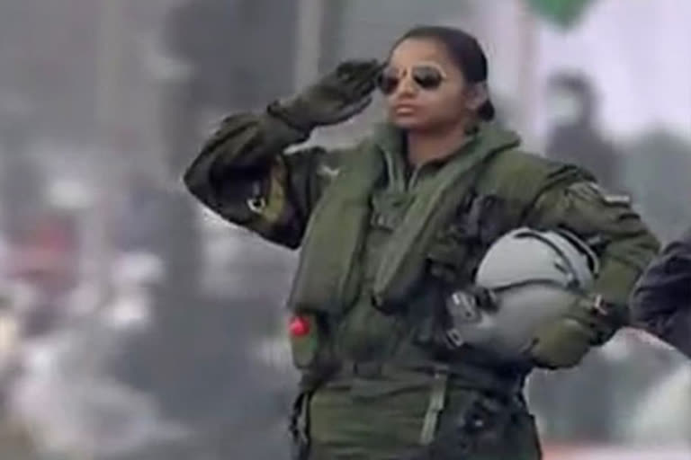 shivangi singh featured on air force tableau first woman rafale jet pilot at republic day parade indian air force republic day tableau republic day 2022 highlights വ്യോമസേന ടാബ്ലോ ശിവാം​ഗി സിങ് ആദ്യ വനിത റഫാൽ യുദ്ധ വിമാന പൈലറ്റ് റിപ്പബ്ലിക് ദിന പരേഡ് വ്യോമസേന നിശ്ചലദൃശ്യം ശിവാം​ഗി സിങ് റിപ്പബ്ലിക് ദിന പരേഡ്