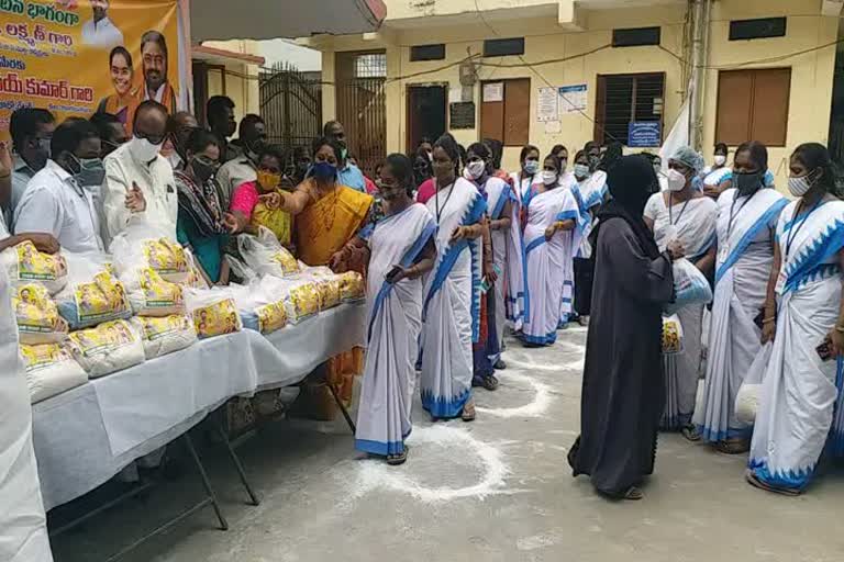 bjp obc morcha national president laxman distributed grocerise to asha workers