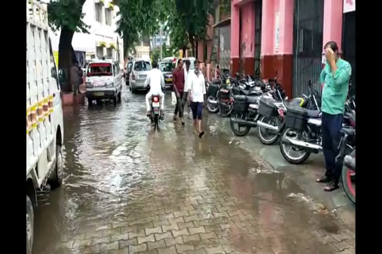 रायबरेली में लगातार बारिश से जिला अस्पताल में जलभराव  