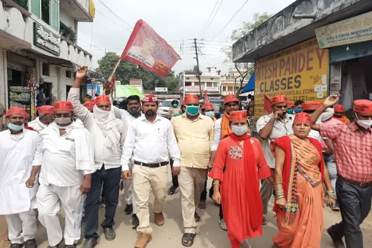 सांसद के घर प्रदर्शन करते निरषाद पार्टी के कार्यकर्ता