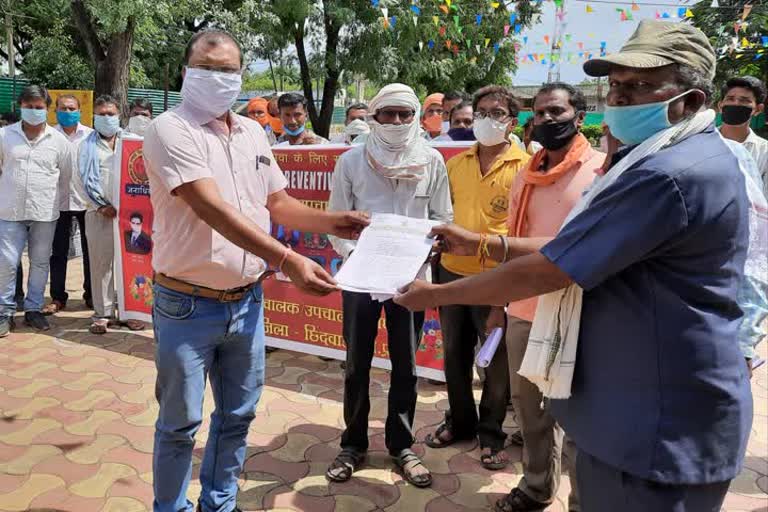 drivers gave memorandum to deputy tehsildar