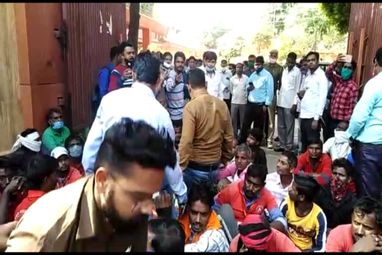 cleaners staged protest at municipality gate in mahoba