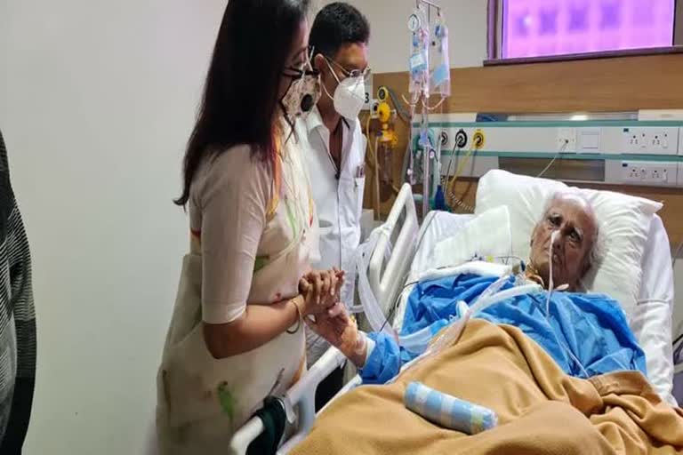  Sumalatha Ambarish who inquired about the health of  farmers' leader Madegowda