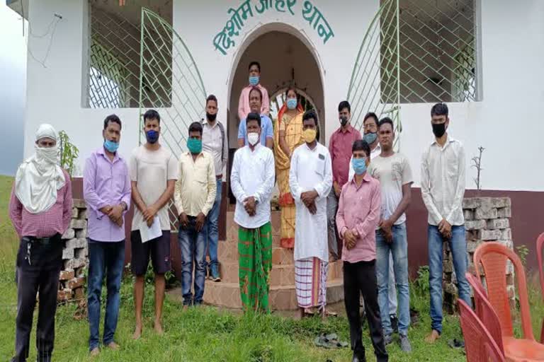 JMM SUPPORTERS WORSHIP FOR SIBU SOREN IN DHANBAD, शिबु सोरेन के लिए पूजा-अर्चना