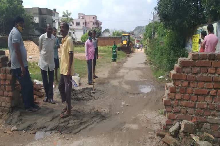 Villagers closed main road due to lack of land route in Ranchi