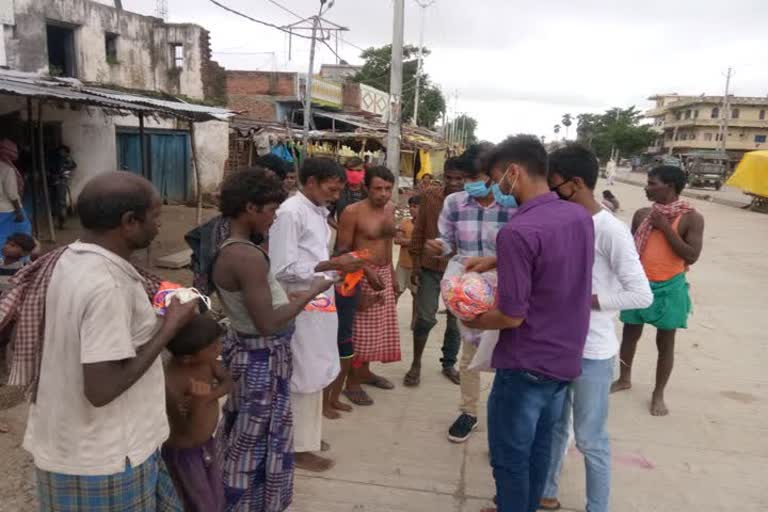 ABVP workers distribute masks and soap among the poor in bhojpur