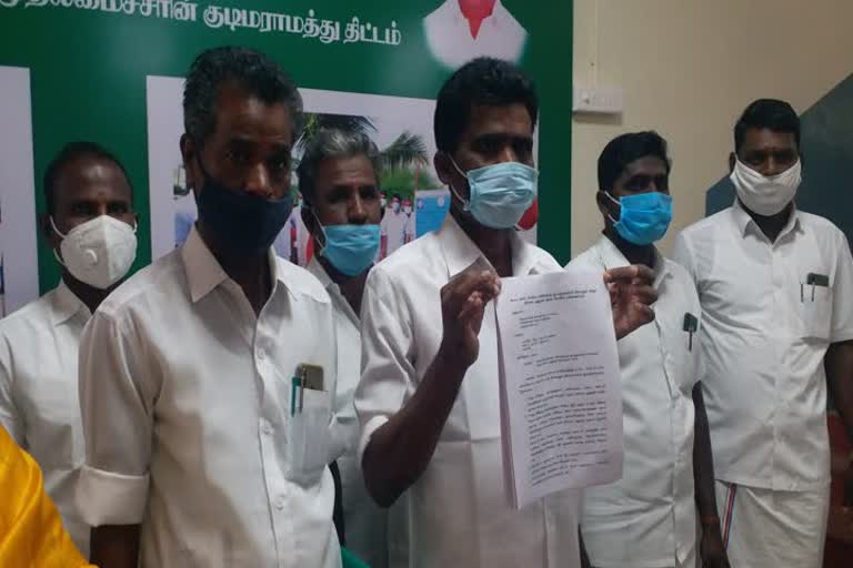 தருமபுரியில் நிதி வழங்க கோரி   ஊராட்சி மன்ற தலைவர்கள் மாவட்ட ஆட்சியர் அலுவலகத்தில் மனு 