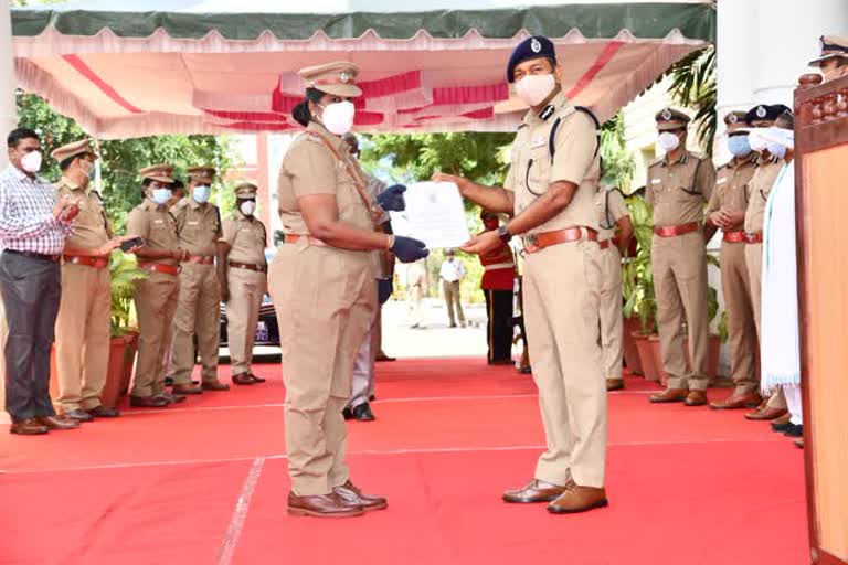 சிகிச்சை முடிந்து திரும்பிய காவலர்களுக்கு காவல் ஆணையர் வரவேற்றுப் பாராட்டு