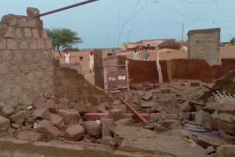 house collapses in storm Rajasthan incident private and government hospital Shiv police station area Balasar village severe storms ബാർമർ സ്വദേശി ശക്തമായ കാറ്റിനെത്തുടർന്ന് നാല് പേർക്ക് ഗുരുതര പരിക്ക് ചികിത്സ