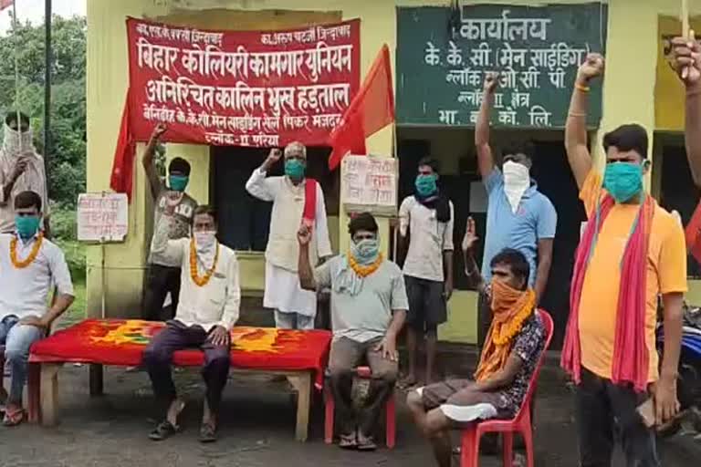 Workers on hunger strike in Dhanbad for two weeks