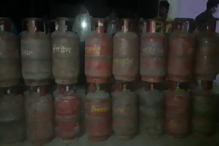 black marketing of lpg gas cylinder in shahjahanpur