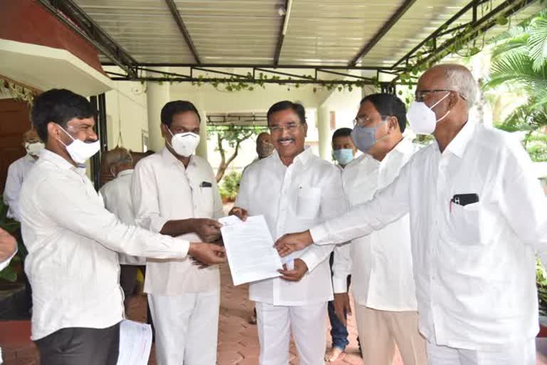 telangana rythu sangam leader met ministers niranjan reddy and errabelli over farmers problems and fake seeds