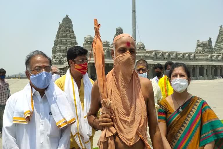 Madhavananda Swamy visited sri lakshmi narasimha swamy, yadadri temple works  