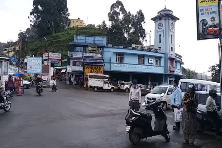 Coonoor bus stand turned into a parking lot: Controversy over toll collector!