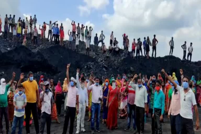 Villagers protest over demand for manual loading of coal in Dhanbad