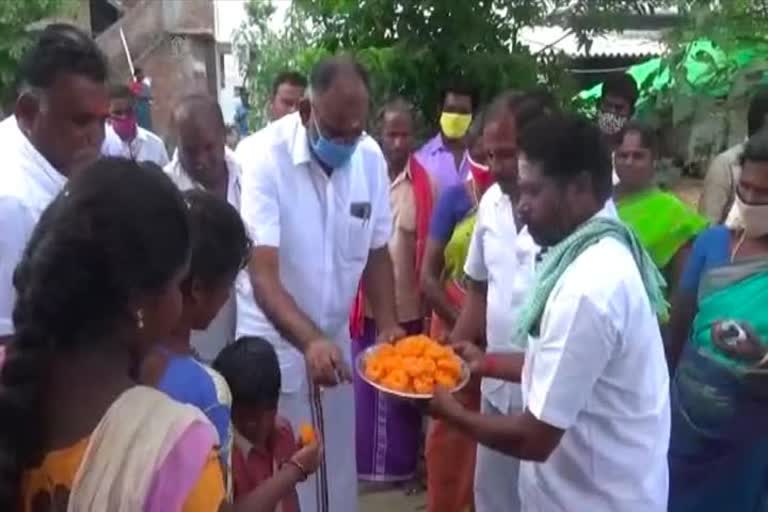 சாலை அமைக்கும் பணிகளை தொடங்கிவைத்த எம்எல்ஏ