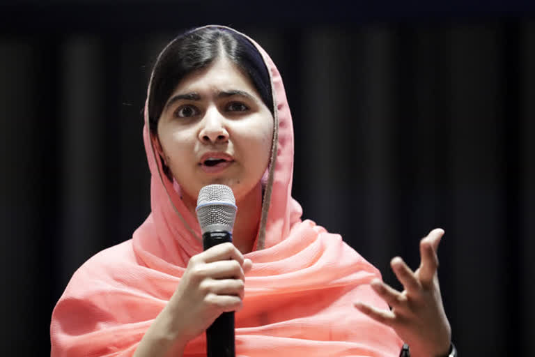 Nobel laureate Malala Yousafzai Malala Oxford University Taliban brutality completion of Oxford degree കുടുംബത്തോടൊപ്പം സന്തോഷകരമായ ചിത്രം പങ്കുവച്ച് മലാല മലാല യൂസഫ്‌സായി ഓക്സ്ഫോർഡ് യൂണിവേഴ്‌സിറ്റി ഫിലോസഫി, പൊളിറ്റിക്‌സ്, ഇക്കണോമിക്‌സ് ബിരുദം നേടിയ സന്തോഷം