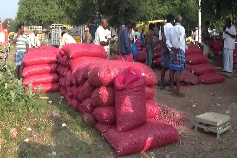 வெங்காய மூட்டைகள் தேக்கம்