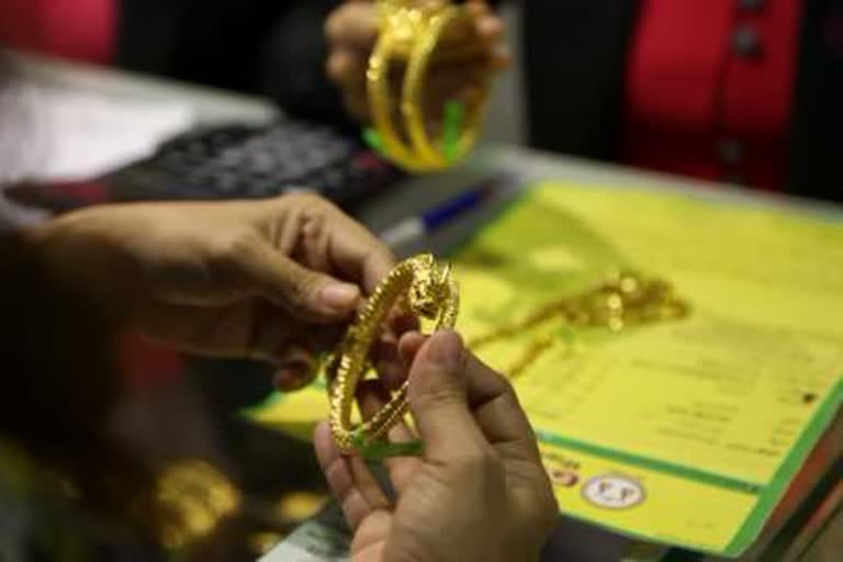 gold hallmarking jewellery hallmarking compulsory hallmarking june deadline for hallmarking hallmarking Big relief to jewellers on mandatory hallmarking from next June ജ്യല്ലറി ഉടമകള്‍ക്ക് ആശ്വാസം നിര്‍ഡബന്ധിത ഹാള്‍മാര്‍ക്കിങിന് സ്റ്റേ ജ്വല്ലറി ഉടമകള്‍ക്ക് ആശ്വാസം; നിര്‍ഡബന്ധിത ഹാള്‍മാര്‍ക്കിങിന് സ്റ്റേ ജ്വല്ലറി ഹാള്‍മാര്‍ക്കിങ്