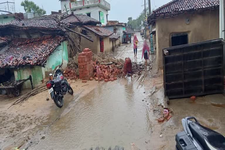 लगातार बारिश का कहर