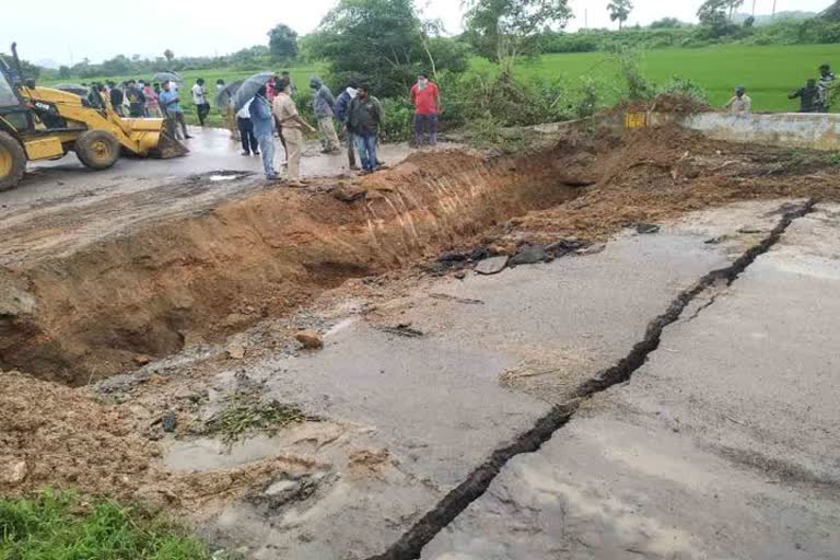 వరంగల్-కరీంనగర్ జాతీయ రహదారిపై కుంగిన వంతెన