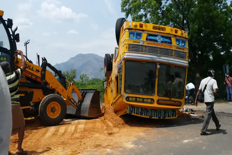 லாரி இருசக்கர வாகனம் மீது கவிழ்ந்து விபத்து