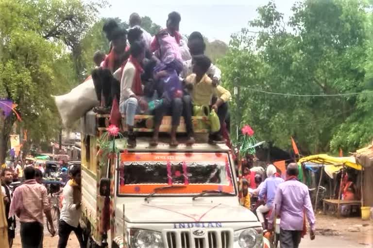 वाहन पर सवार यात्री