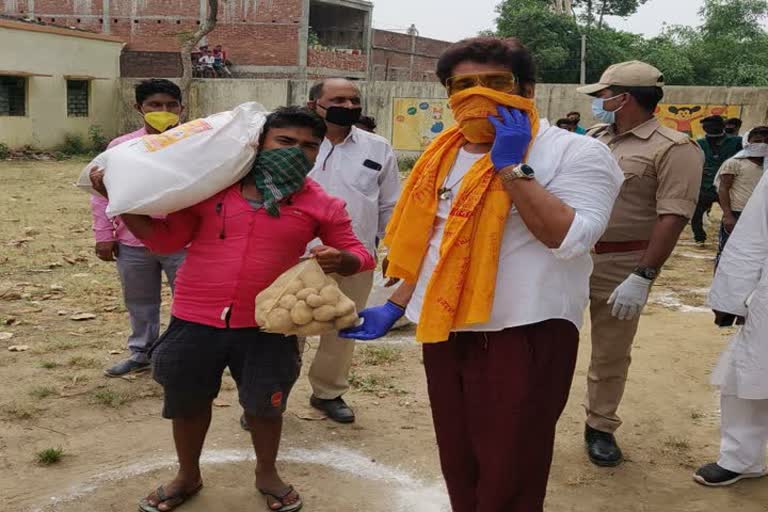 bjp mp ravi kishan distributed ration among migrant laborers 