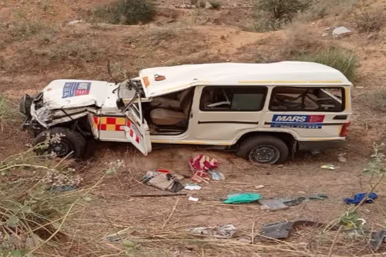 Kalwar news, ambulance fell into the ditch 