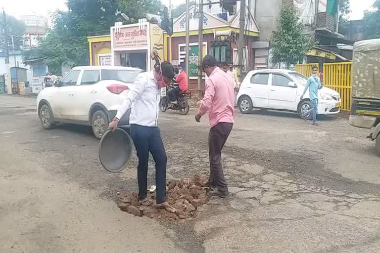 प्रशासन की अनदेखी के बाद युवाओं ने भरे सड़क के गड्ढे