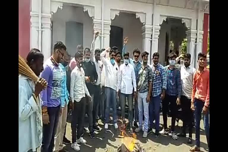 Sanjay Raut effigy burnt