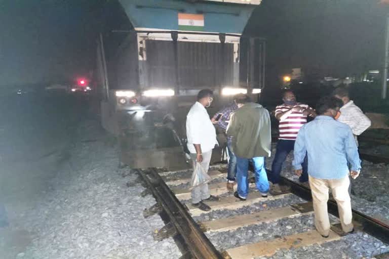  Railway Engine wheels came out from way in harihara