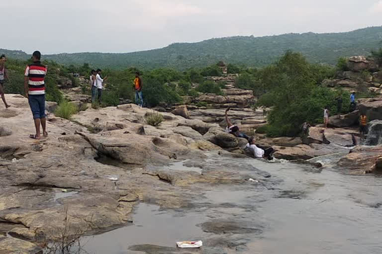 3-boys-drown-at-bihars-manjhar-kund-waterfall