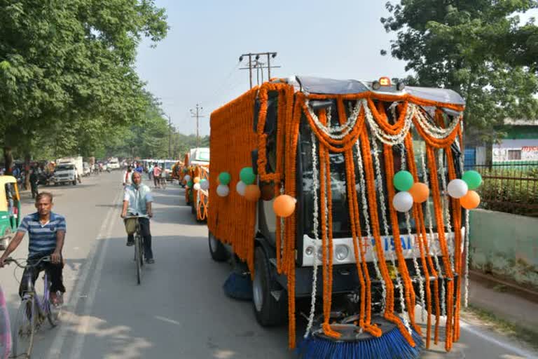 डोर टू डोर कूड़ा कलेक्शन गाड़ी.