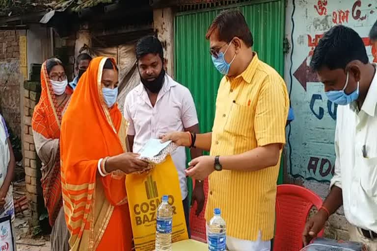  MLA distributed clothes among workers in Dhanbad