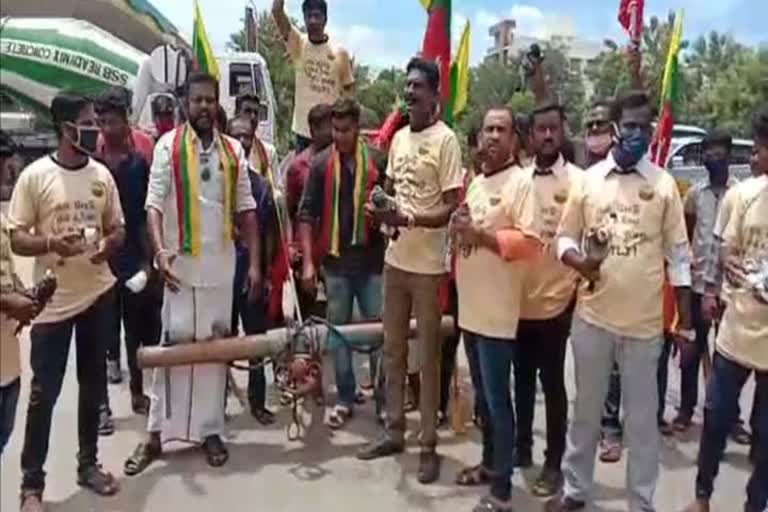 Tamizhaga Vazhvurimai Katchi protest in Pudukkottai district