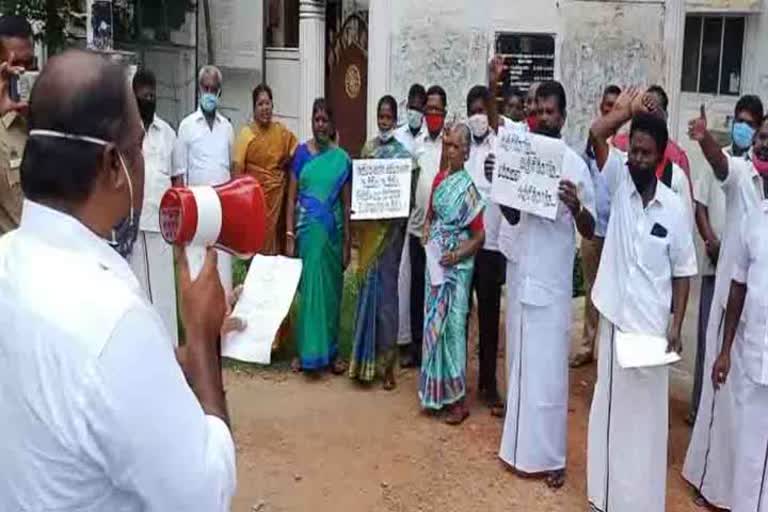 Demonstration demanding election for Periyakulam union leader!