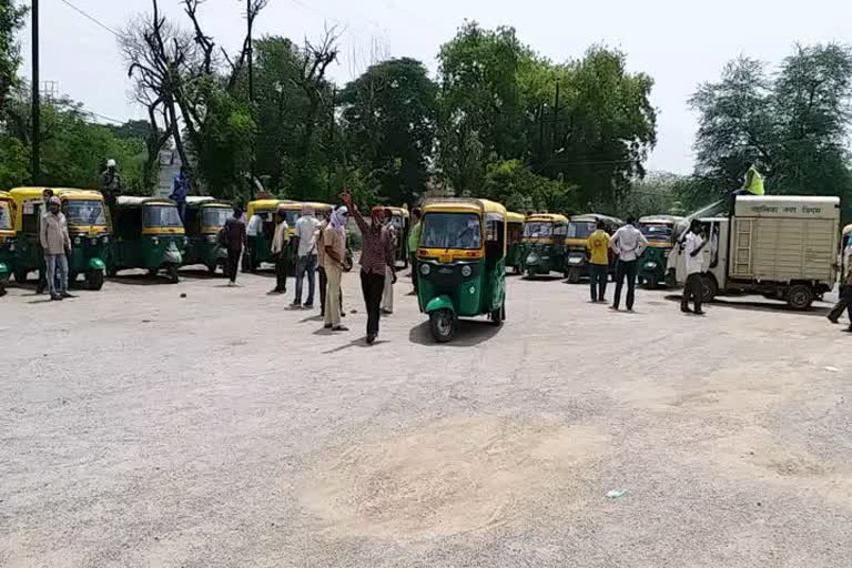 Auto operators worried about financier's harassment in gwalior