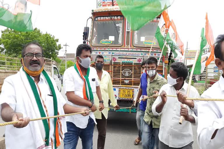 Congress leaders protest against diesel petrol rates in siddipet district 