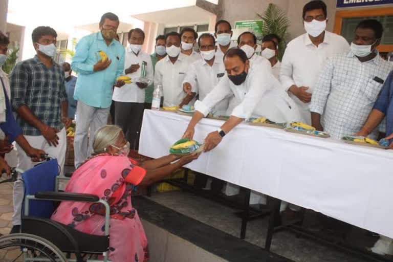 minister indrakaran reddy, food distribution in nirmal