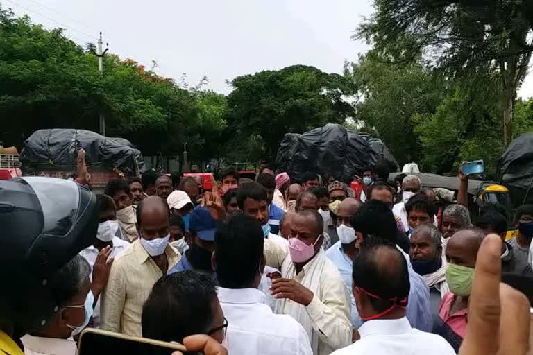 rangareddy farmers protest on national high way at shadnagar