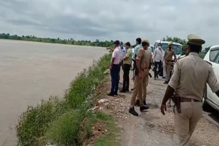 श्रावस्ती डीएम का लक्ष्मणपुर कोठी बैराज निरीक्षण 