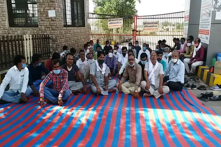 Mandi employees on strike