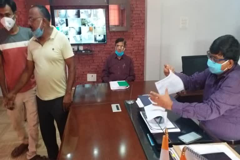 delegation of Textile trader met DC in Jamtara 