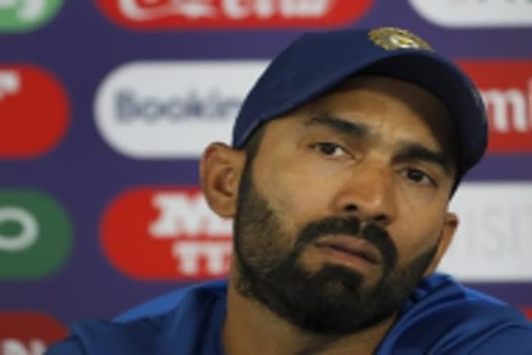 Dhoni has been the same since 2003 except for more white hair: Karthik