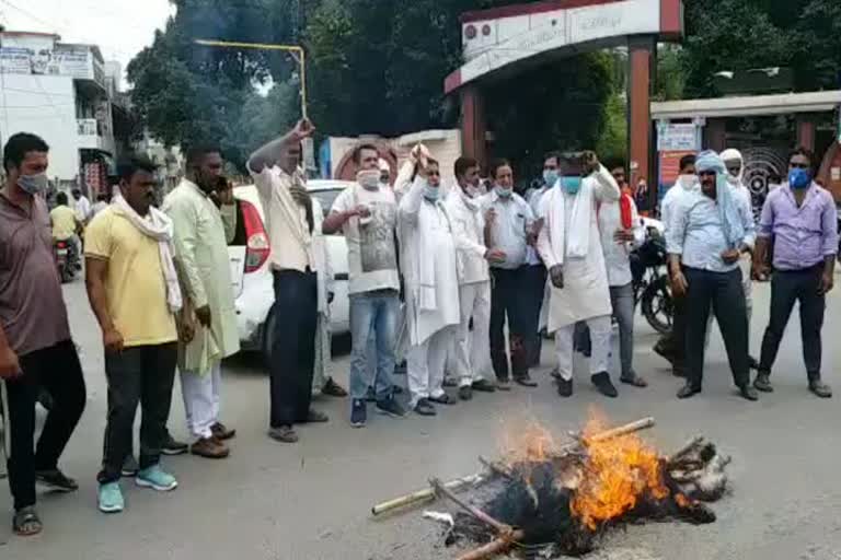 स्कूल संचालकों का पुतला फूंक विरोध प्रदर्शन कर रहे अभिभावक