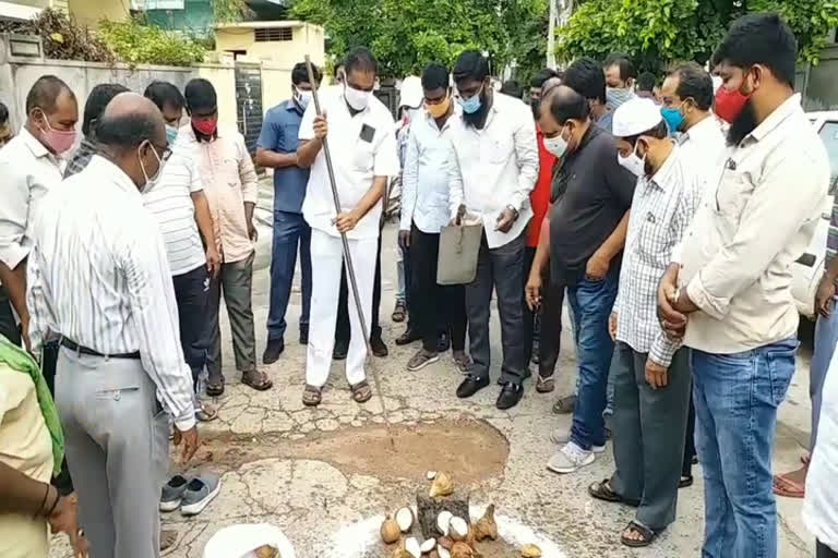 KARIMNAGAR MAYOR SUNIL RAO CONCRETING TO ROAD CONSTRUCTING WORKS IN MANKAMMA THOTA