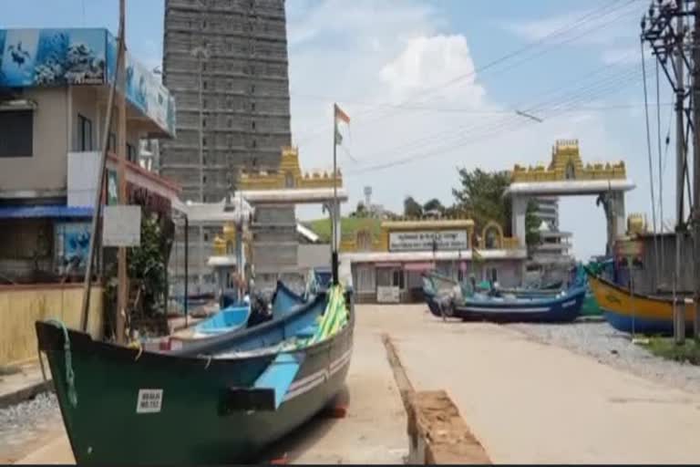 ರಸ್ತೆ ಮೇಲೆ ದೋಣಿಗಳು 